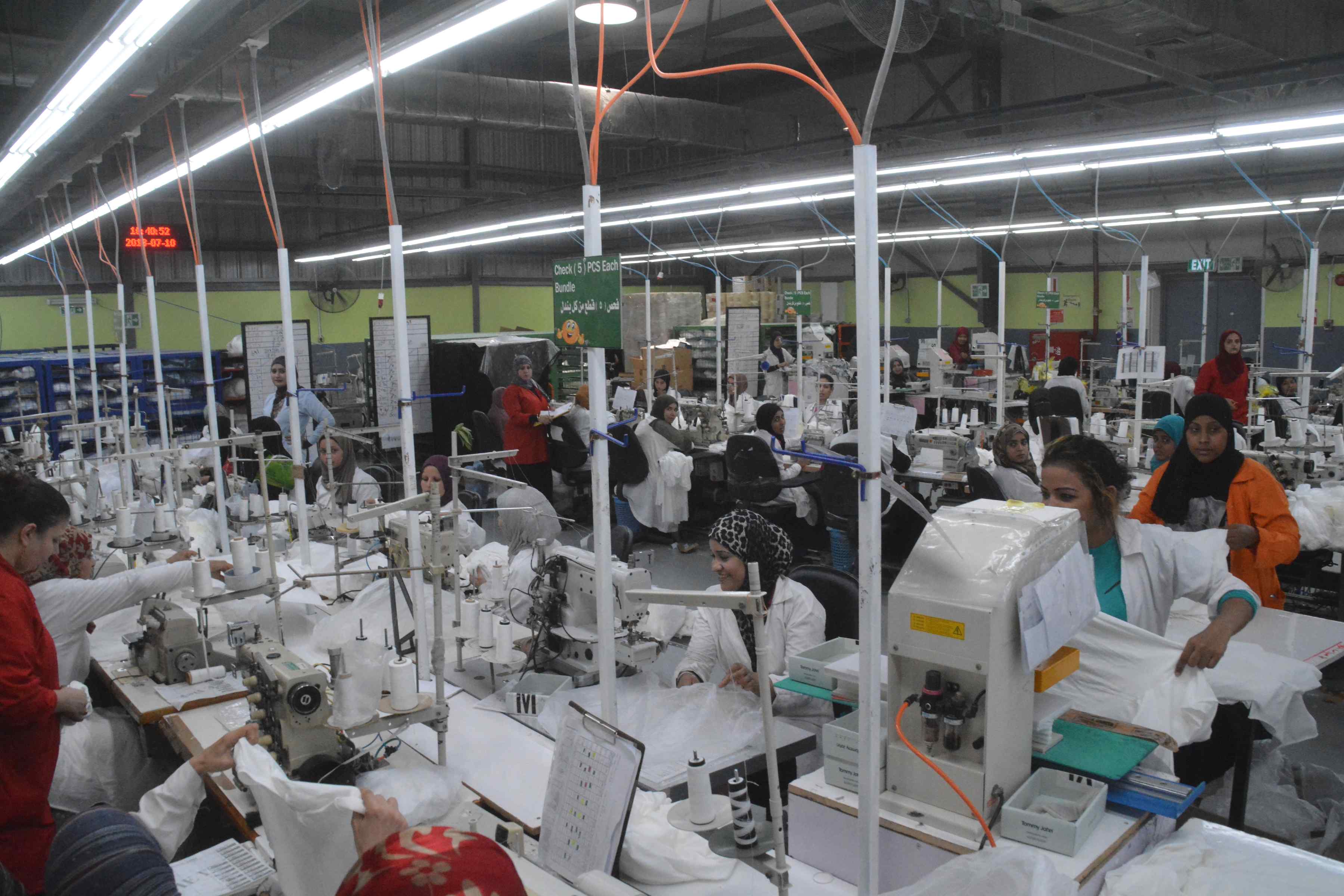 محافظ المنيا يتفقد مصنع دلتا ديكستايل للملابس (3)