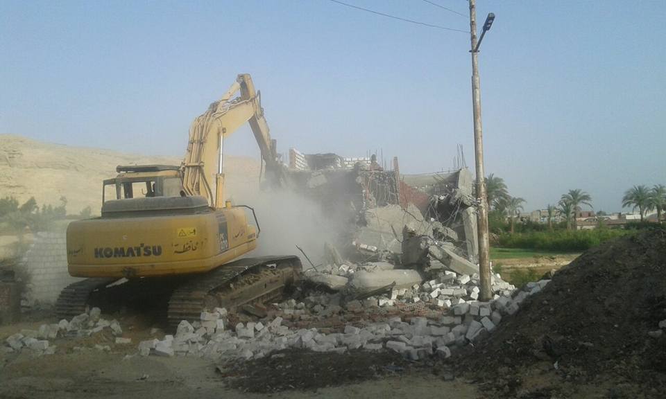 حملات مكبرة لتطهير الترع والمصارف ورفع 50 طن مخلفات بمركز ساحل سليم (1)