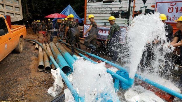 استخراج المياه من داخل الكهف فى تايلاند لإنقاذ الأطفال