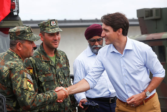 رئيس الوزراء الكندى يصافح أحد الجنود