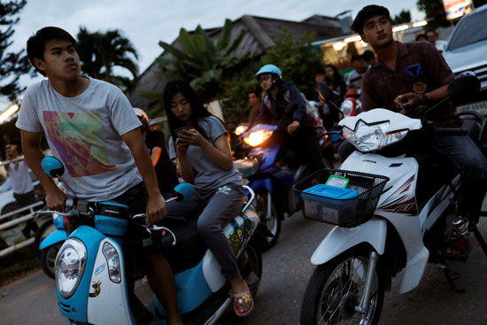 مواطنين تايلانديين يترقبون بقلق قبل الإعلان عن انقاذ الأطفال