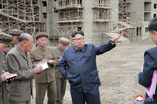 زعيم كوريا الشمالية يتفقد موقع بناء منازل 