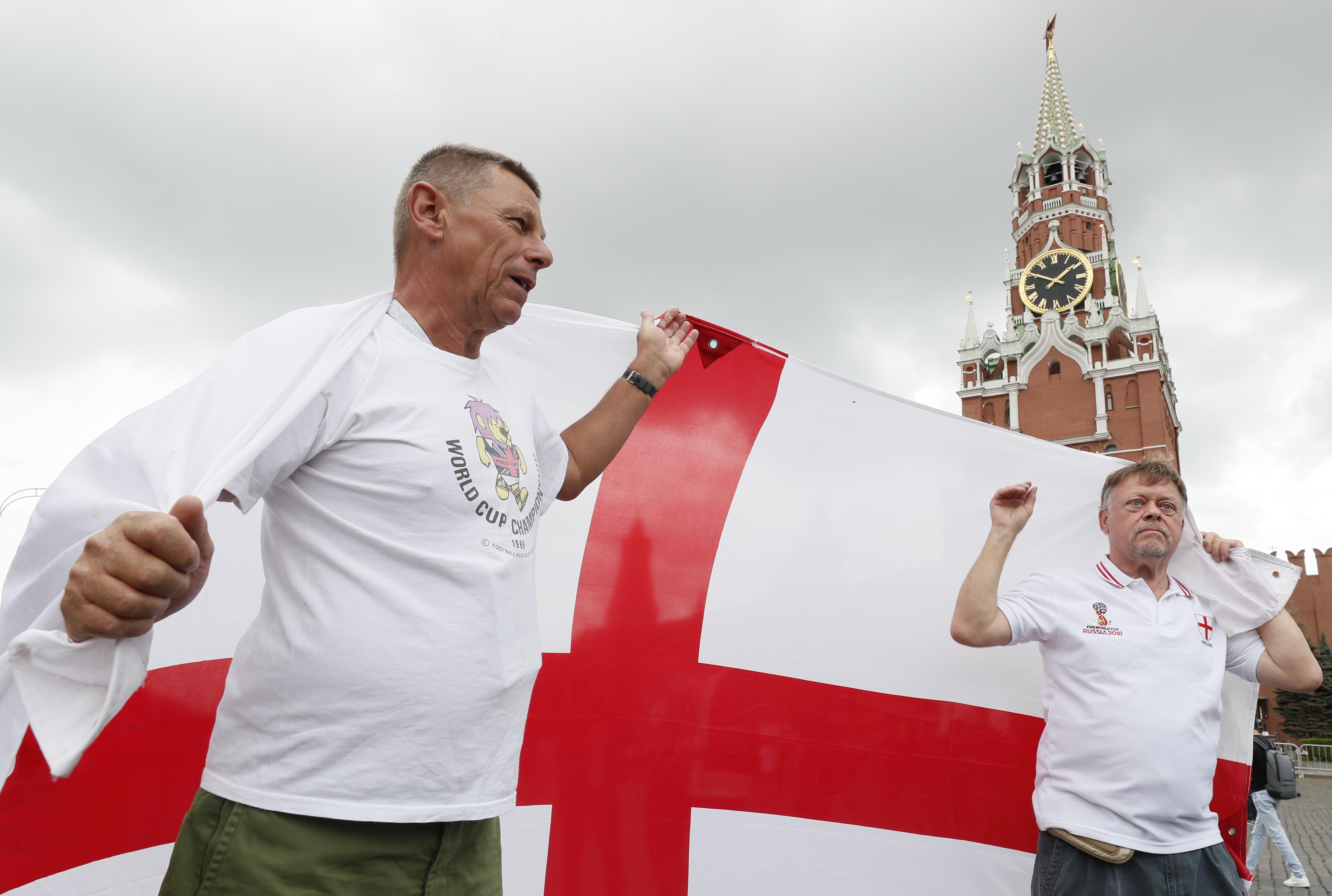 	بريطانيان يحملان علم انجلترا