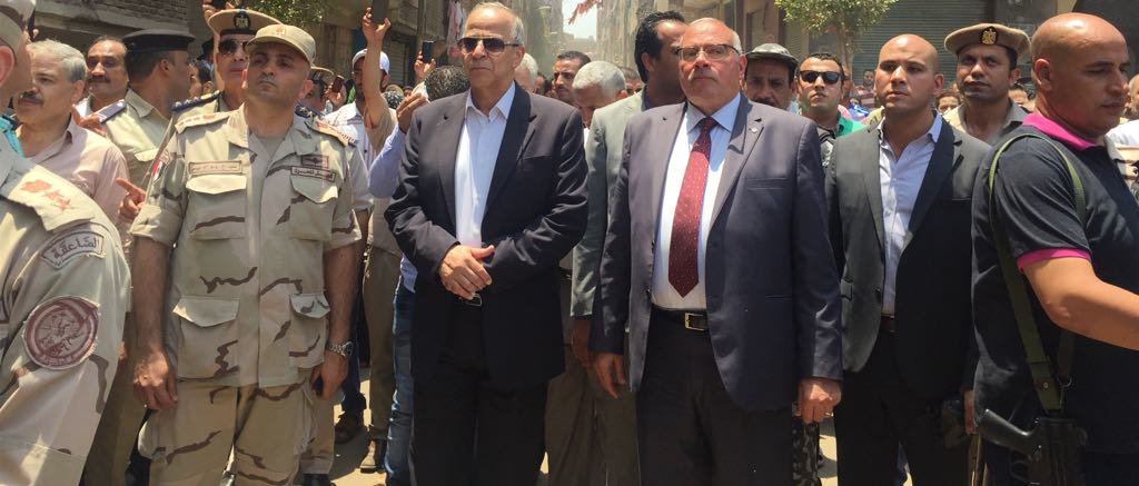 محافظ القليوبية ومدير الأمن يشاركان بجنازه شهيد سيناء (2)