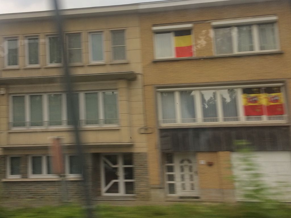 الأعلام البلجيكية ترفرف على وجهات المنازل فى بروكسل إستعدادا للقاء الديوك (2)