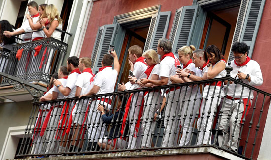 مواطنون يتابعون من الشرفة مهرجان سان فيرمين للثيران بإسبانيا