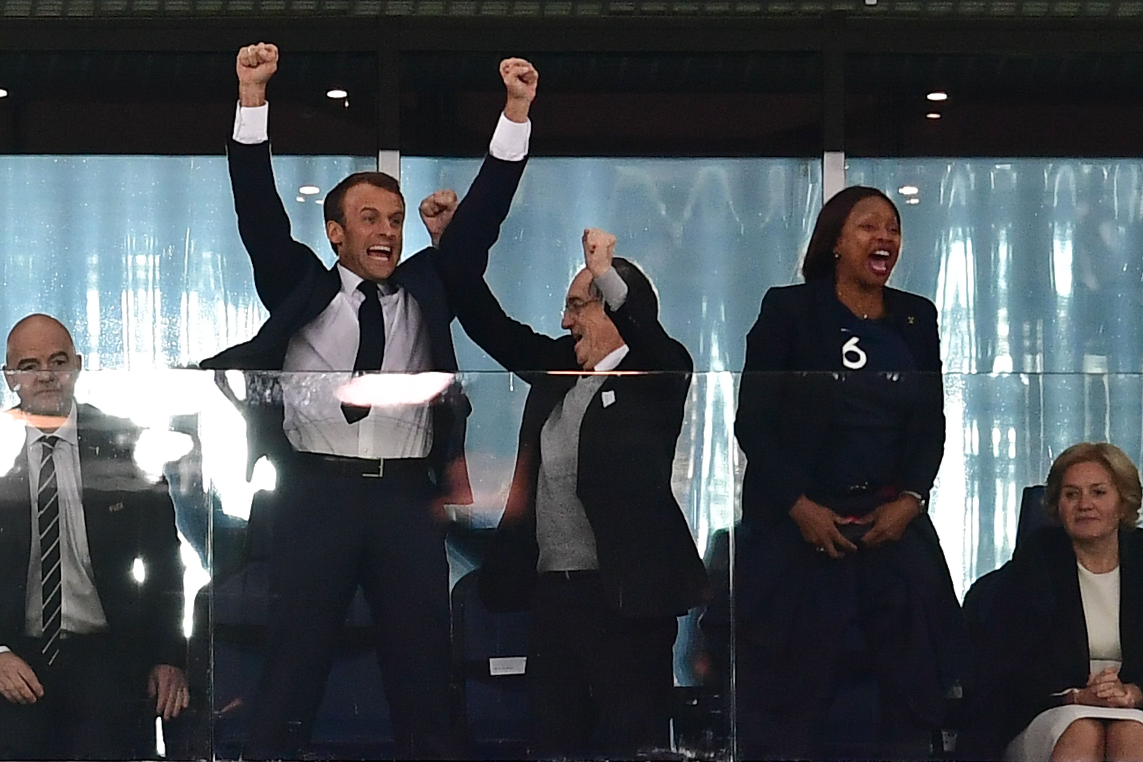 الرئيس الفرنسى يقفز فرحا بعد تأهل منتخب بلاده إلى نهائى كأس العالم