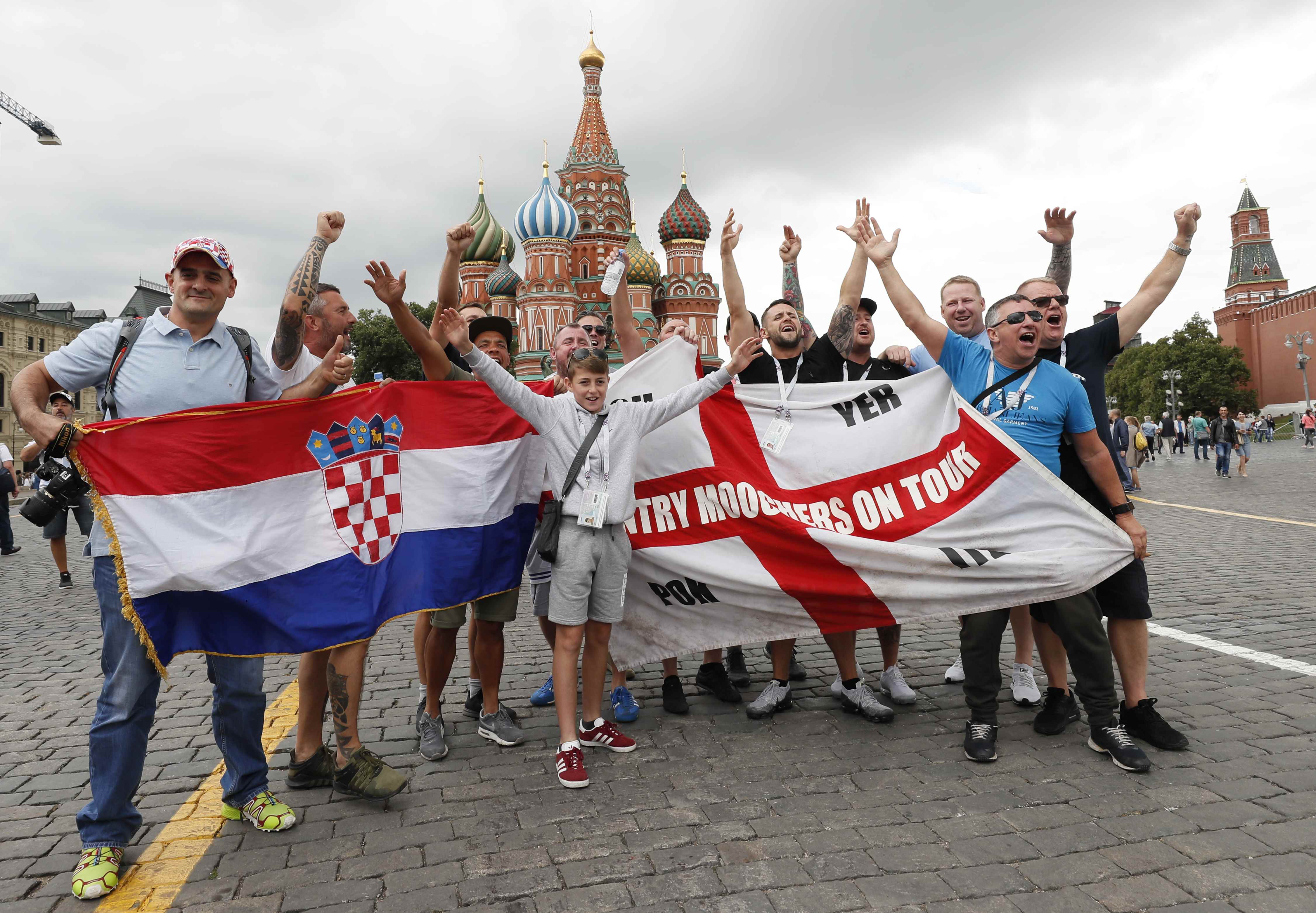 	عدد من مشجعى انجلترا يحملون علم بلادهم وعلم كرواتيا