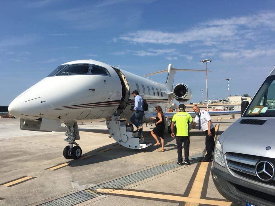 أنييلي رئيس يوفنتوس خلال ركوب الطائرة المتجهة إلى اليونان مع زوجته