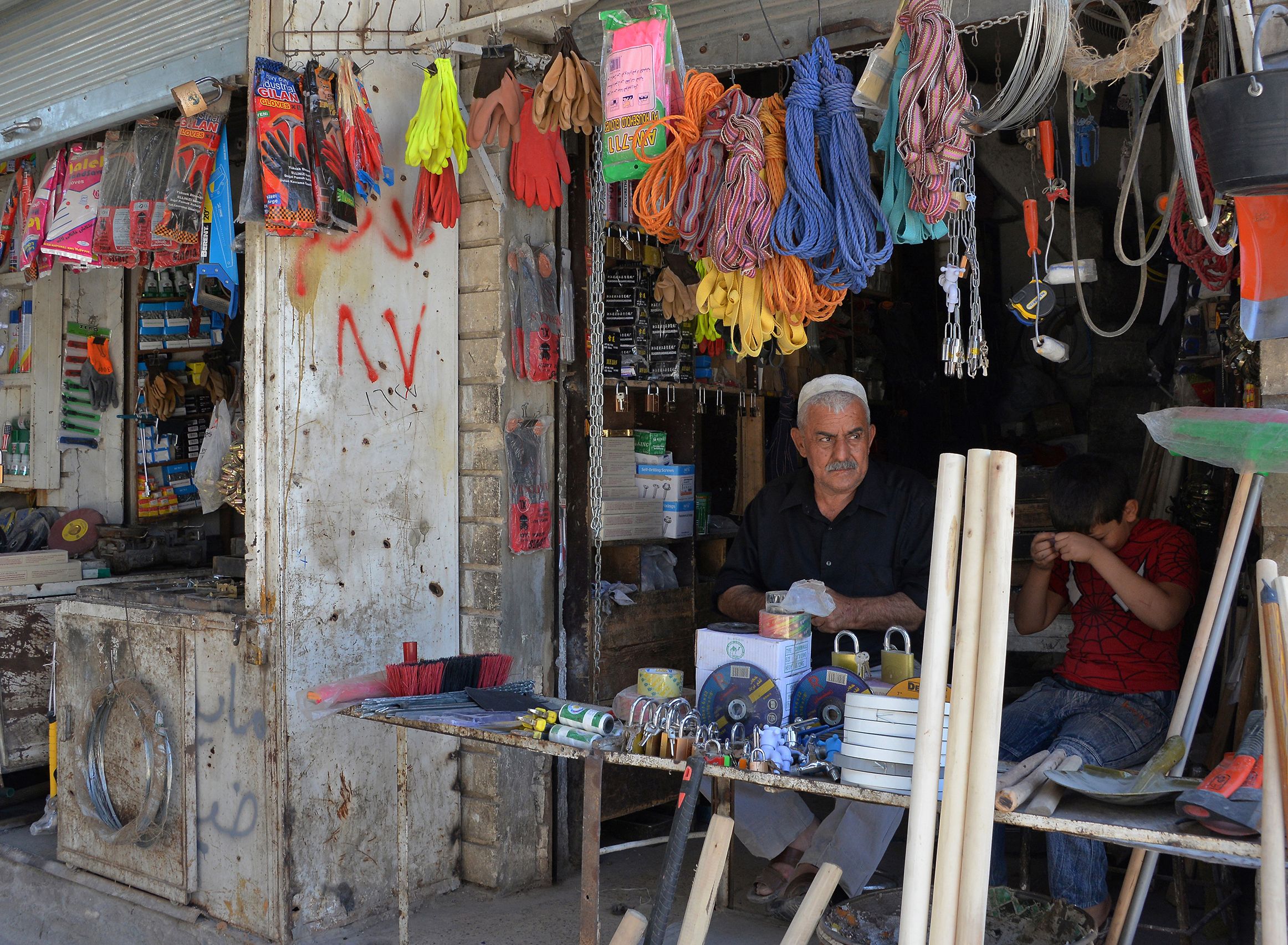 المحلات تفتح أبوابها فى مدينة الموصل