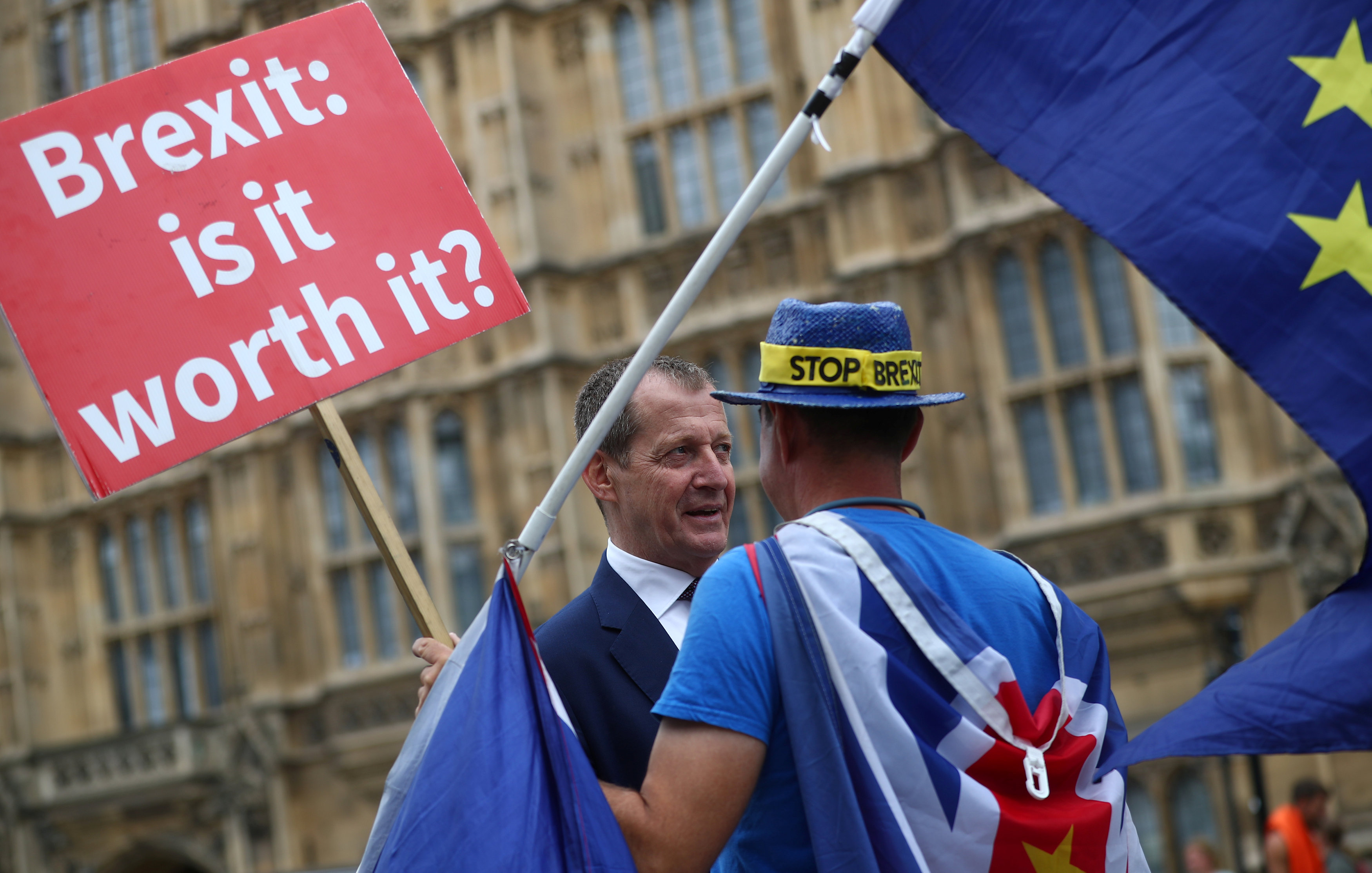 حوار بين متظاهر ونائب عن حزب العمال فى البرلمان البريطانى