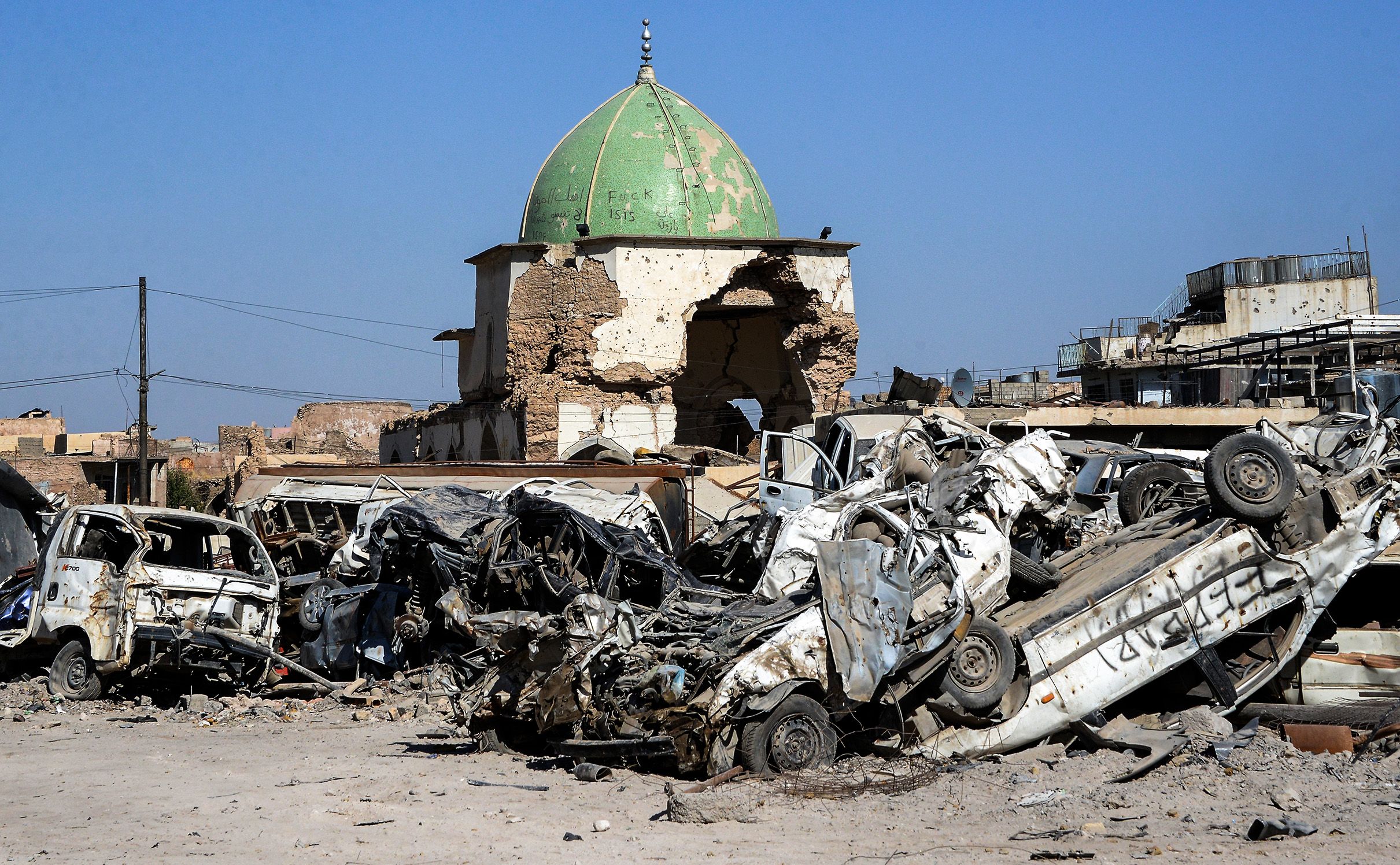 سيارات محترقة فى مدينة الموصل