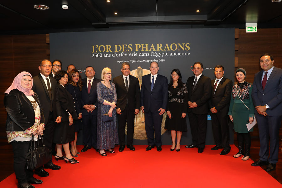 الأمير البيرت الثانى مع المسئولين المصريين فى موناكو