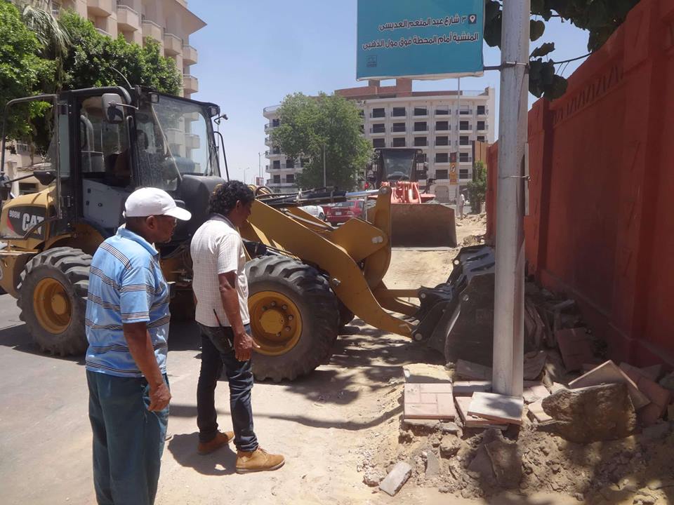 مجلس مدينة الأقصر يستكمل أعمال رفع كفاءة وتطوير شارع خالد بن الوليد (2)
