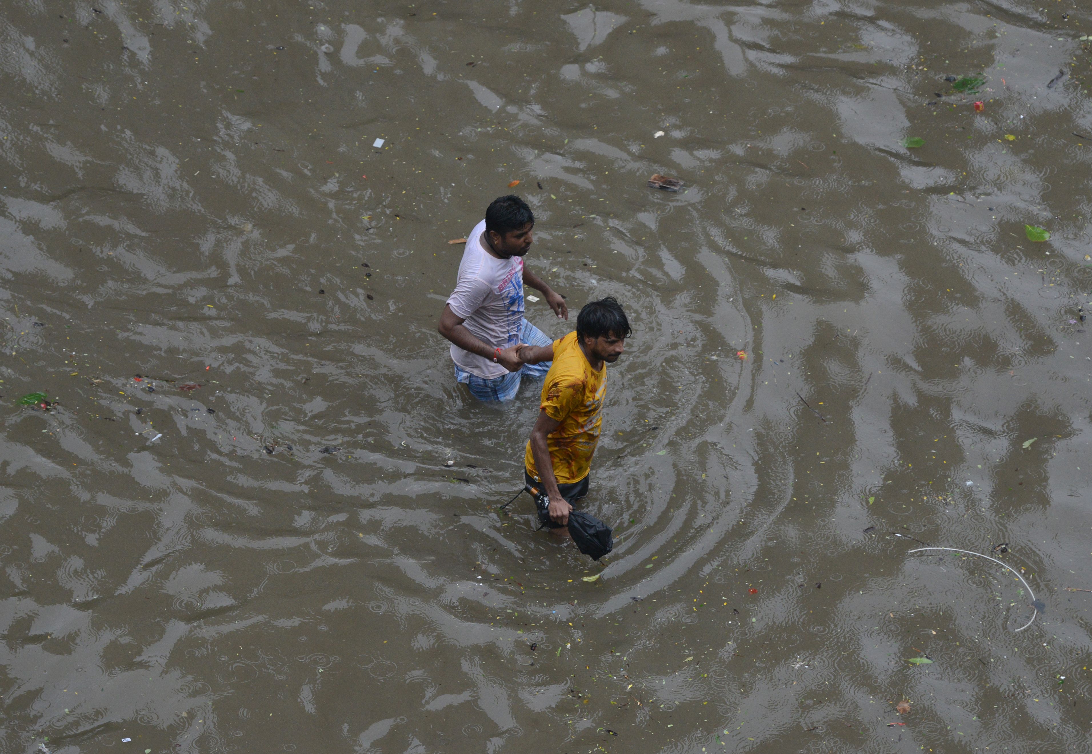  غرق مواطنين فى الأمطار الهندية 