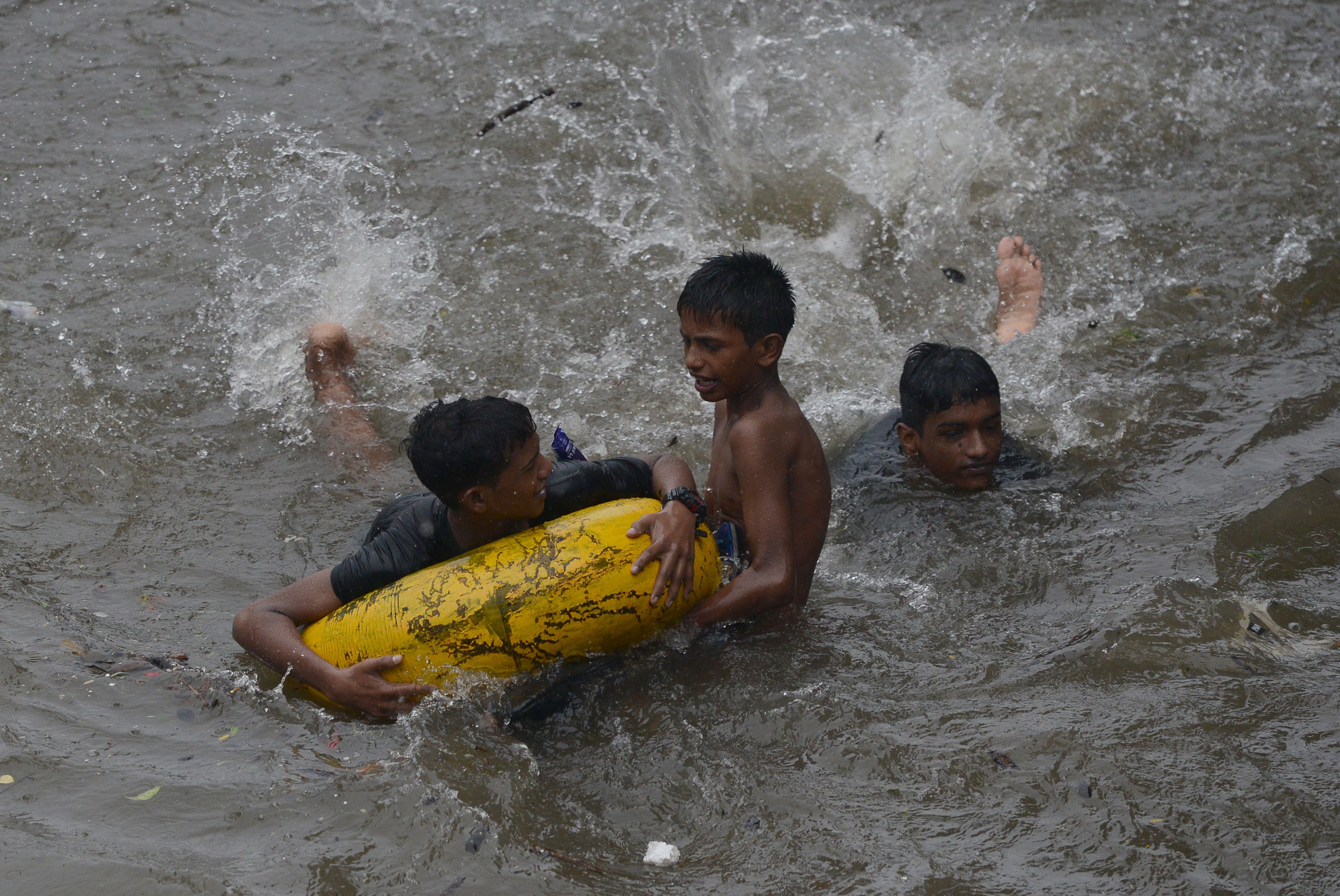  أطفال يغرقون فى الأمطار 