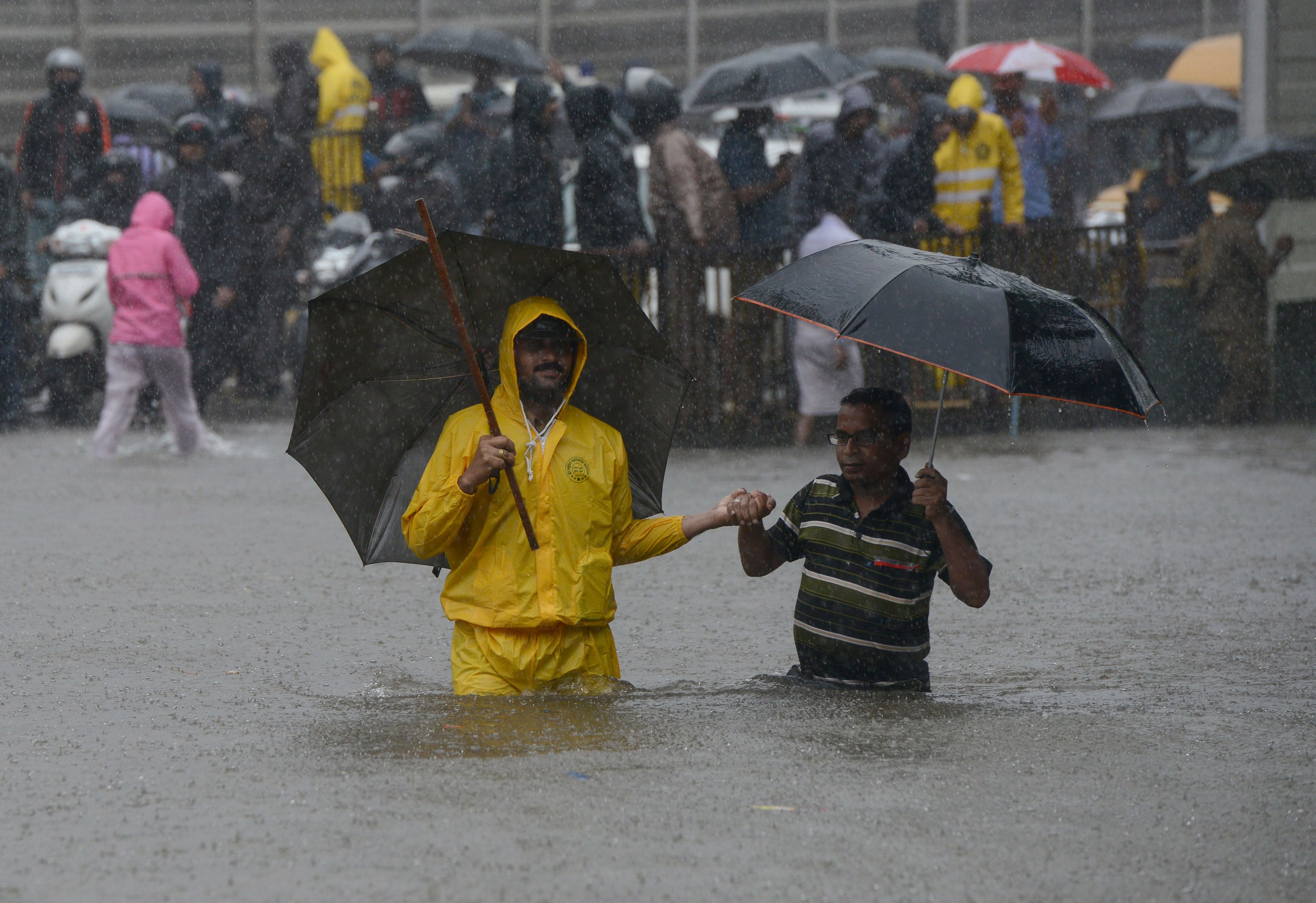  مواطنين يغرقون فى الأمطار 