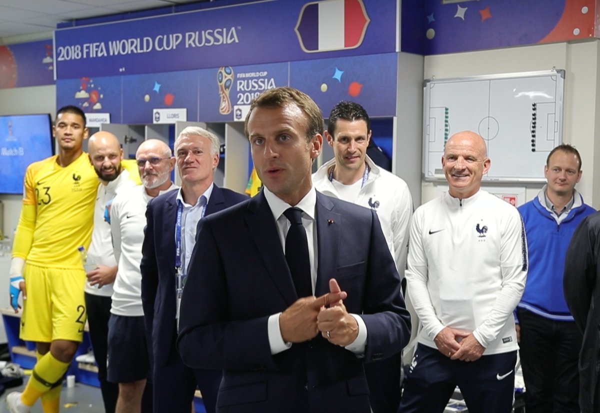 رئيس فرنسا يحتفل مع الديوك بالتأهل إلى نهائى كأس العالم 2018 صور اليوم السابع