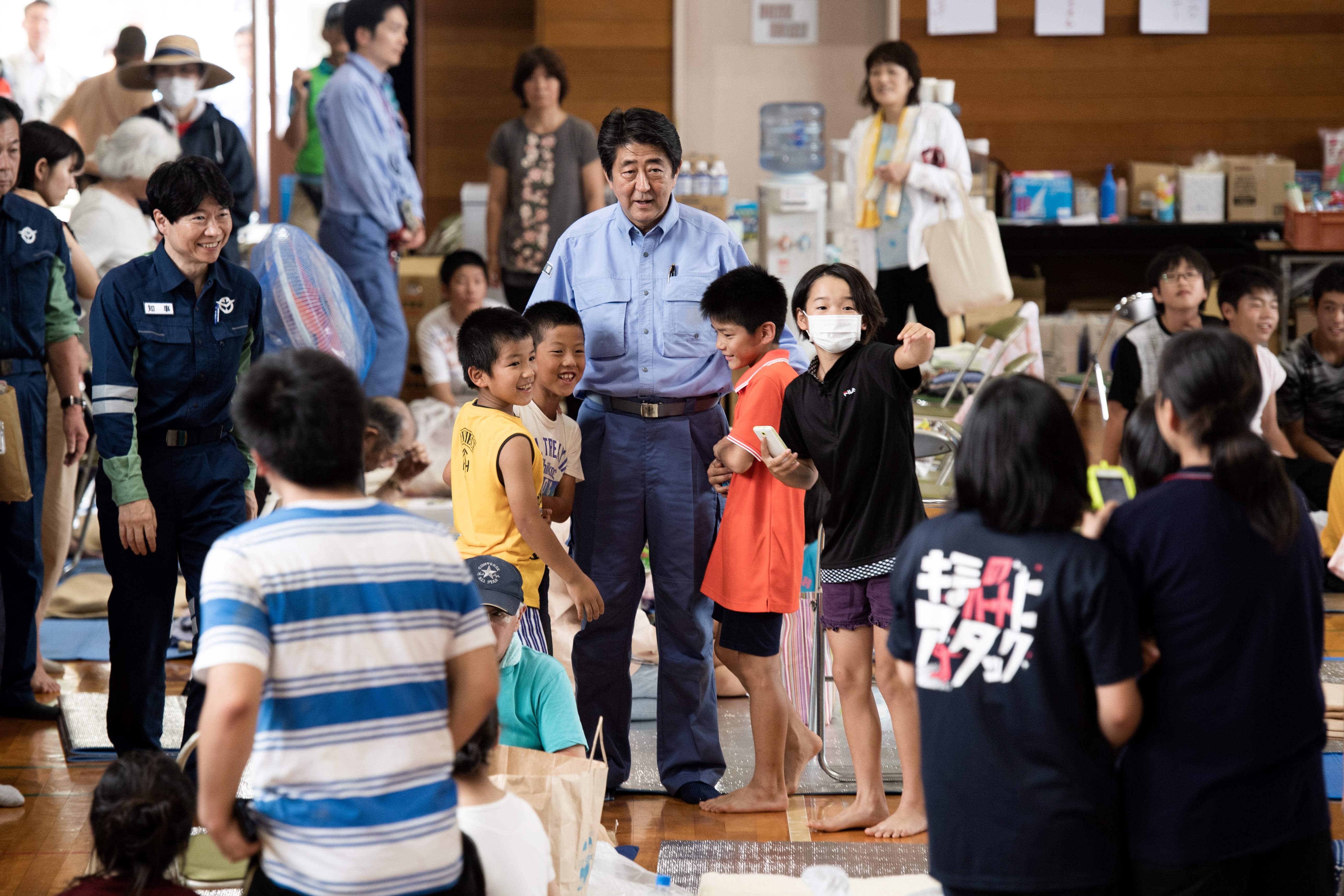 رئيس الوزراء اليابانى وسط المتضررين من الفيضانات