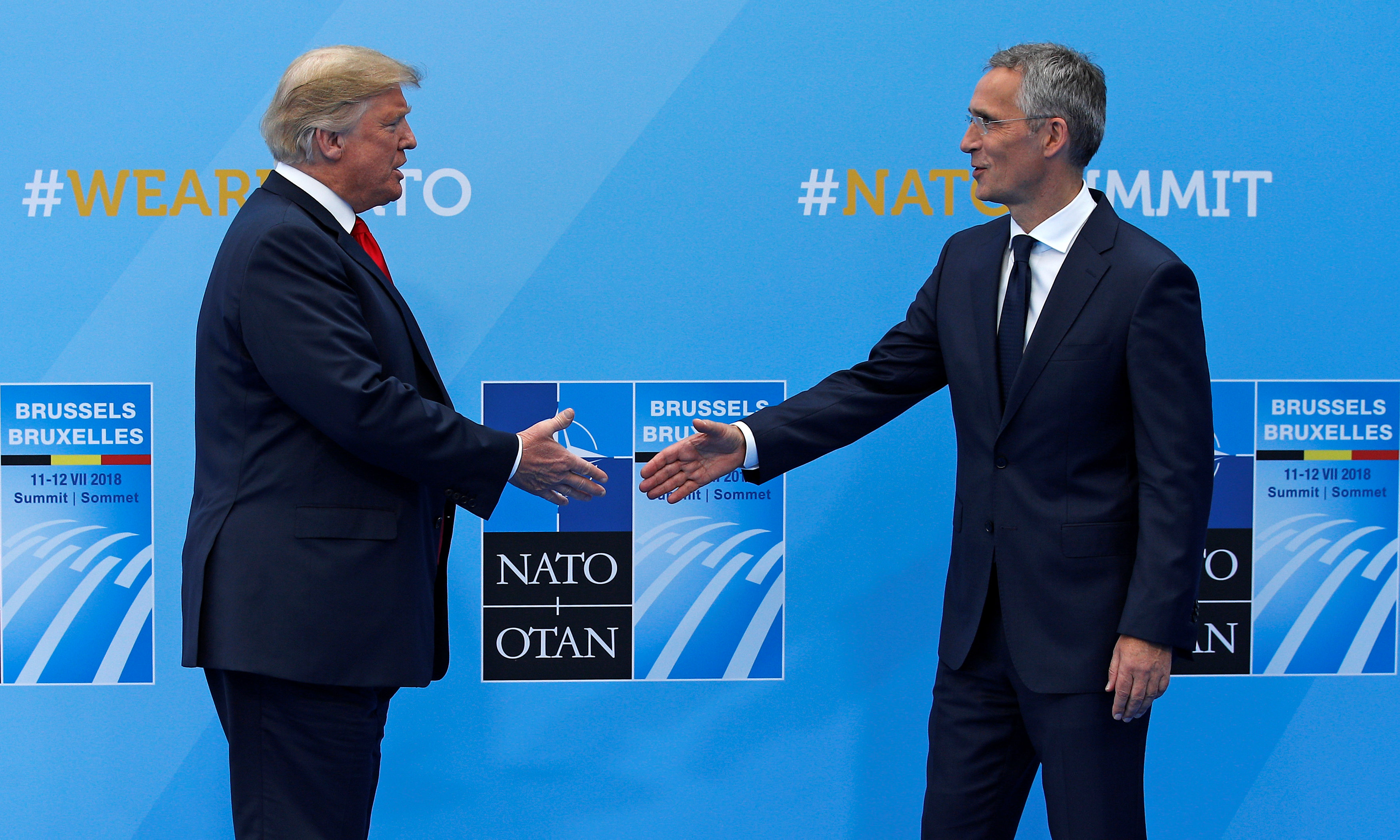 ترامب مصافحا أمين عام الناتو
