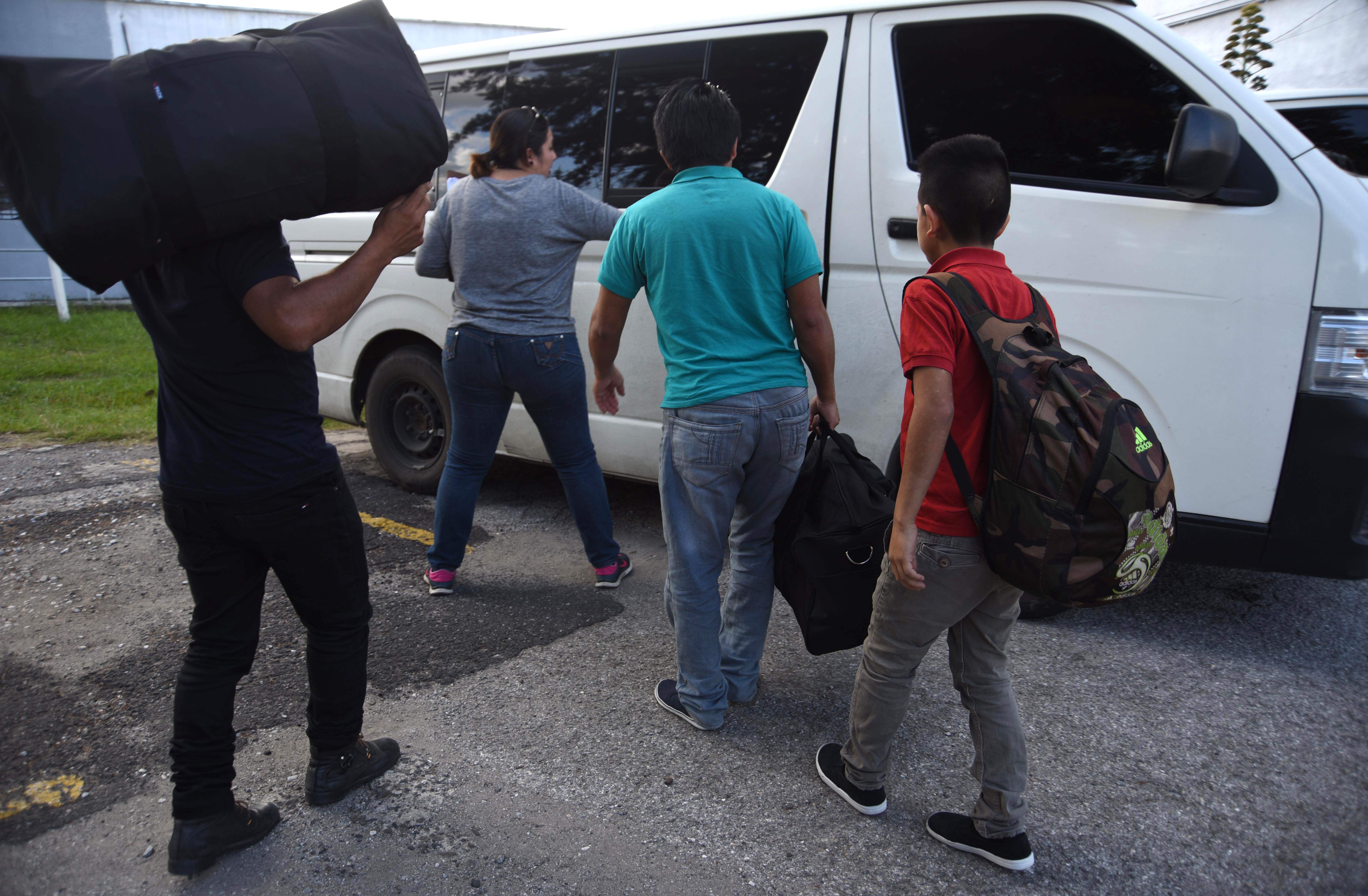  وصول المهاجرين إلى سيارات تقلهم إلى جواتيمالا 