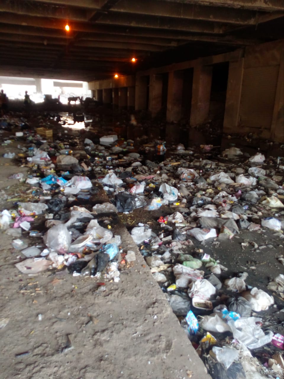 امتزاج القمامة بالمجارى بشارع 10