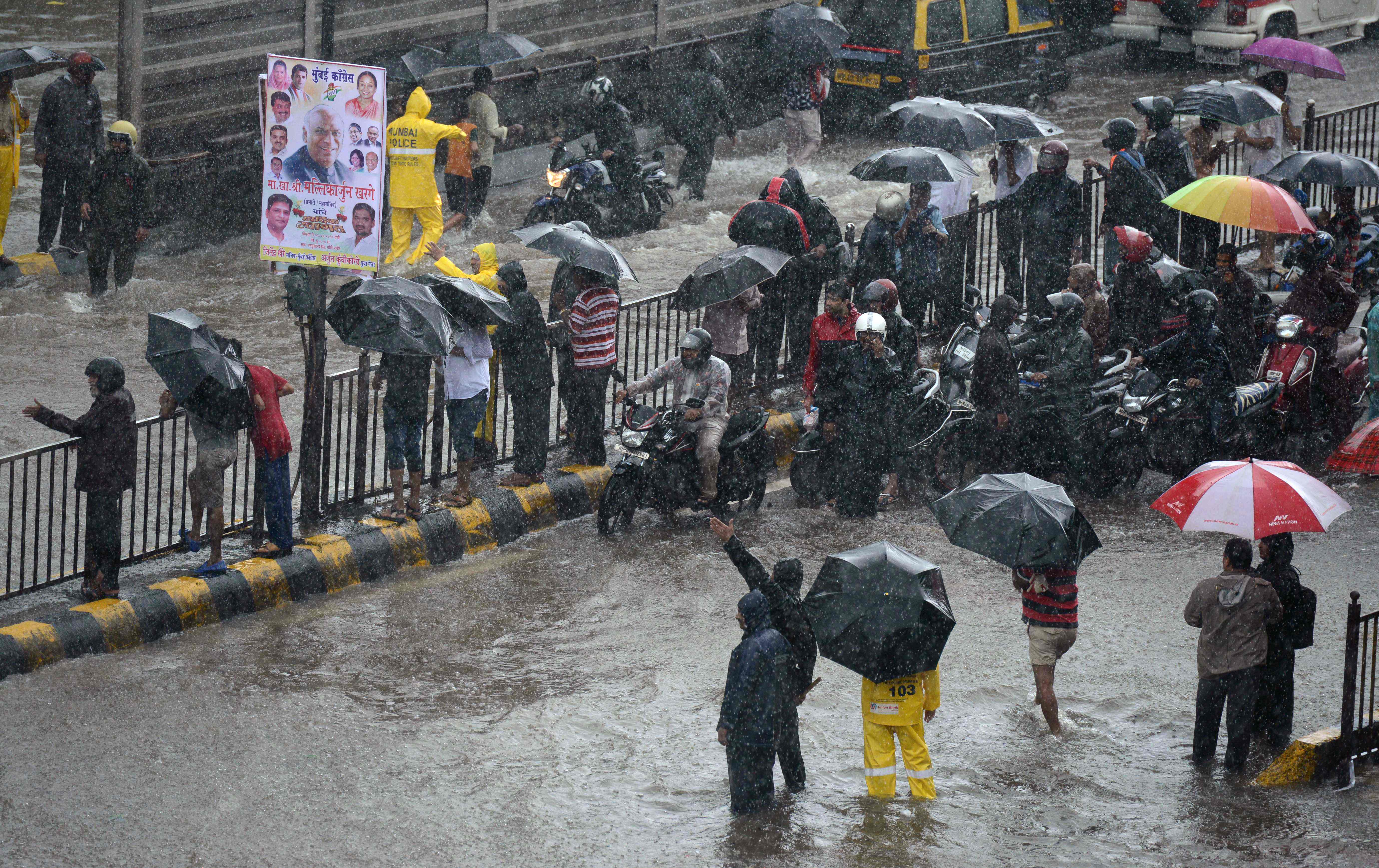 جانب من غرق المواطنين فى الأمطار 