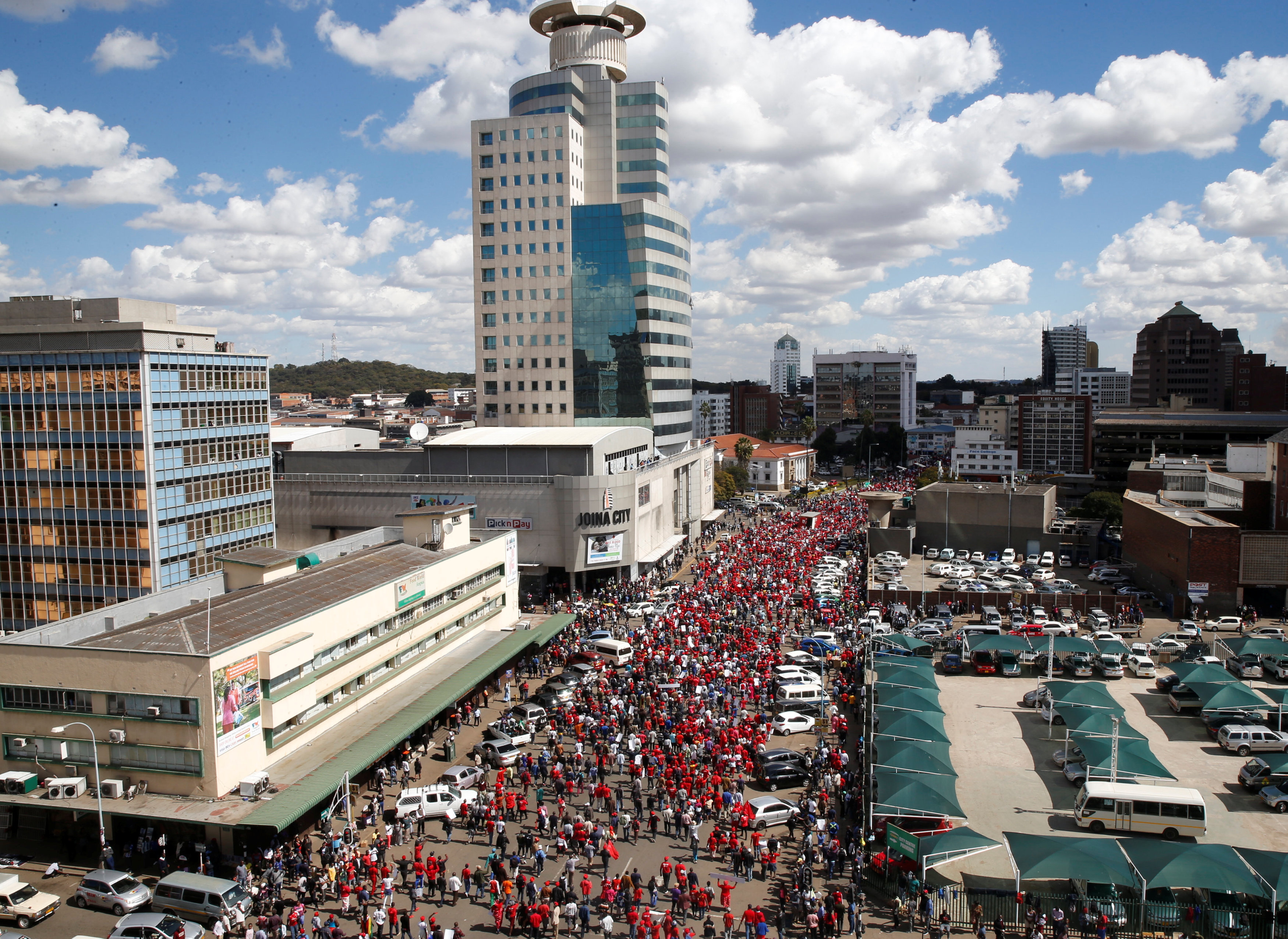 	مسيرة بالقرب من مفوضية الانتخابات فى زيمبابوى