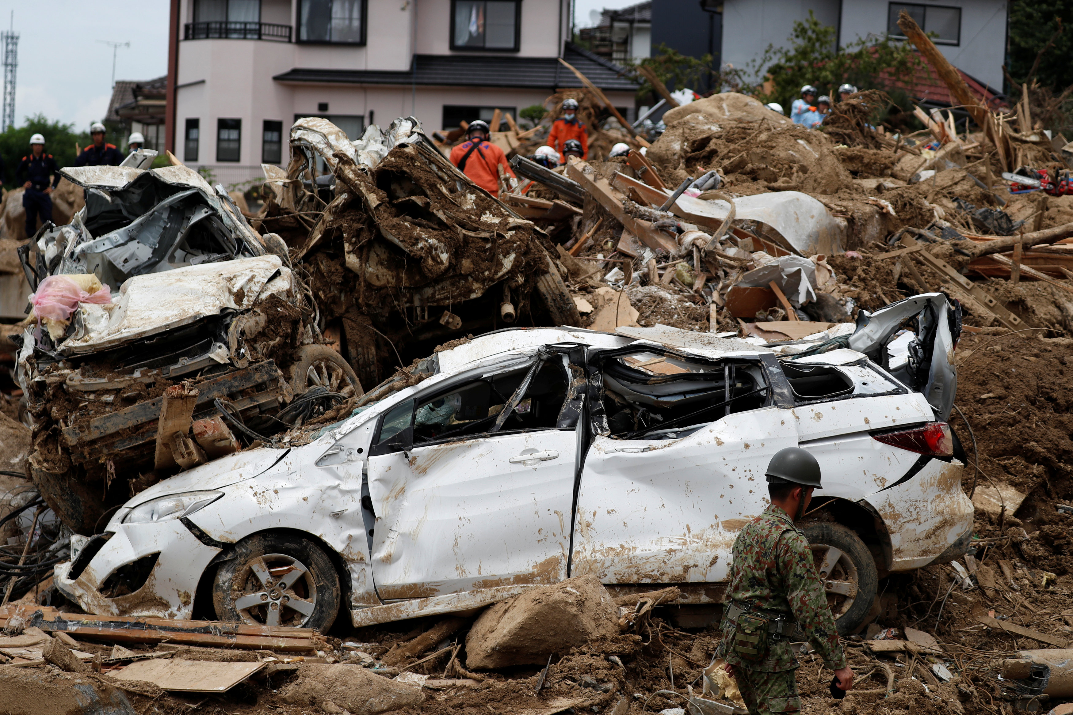 أثار كارثية لفيضانات اليابان