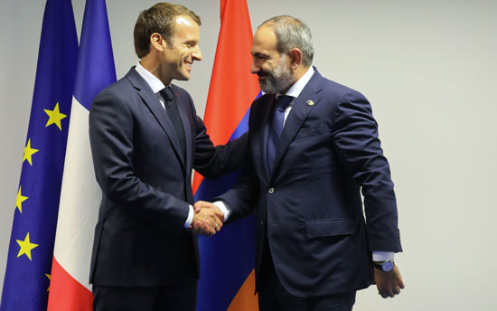 ماكرون-يصافح-رئيس-الوزراء-الأرمني