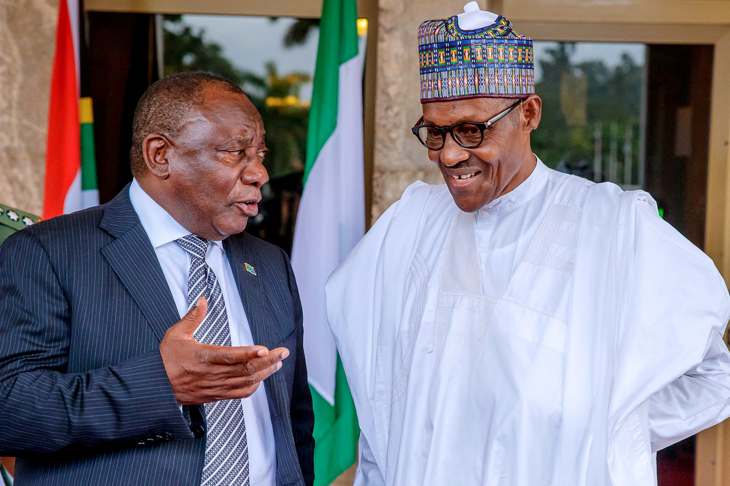 رئيس جنوب إفريقيا  يتحدث إلى رئيس نيجيريا