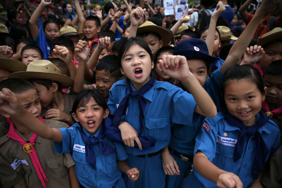 هتاف طالبات تايلاند تضامنا مع أطفال الكهف 