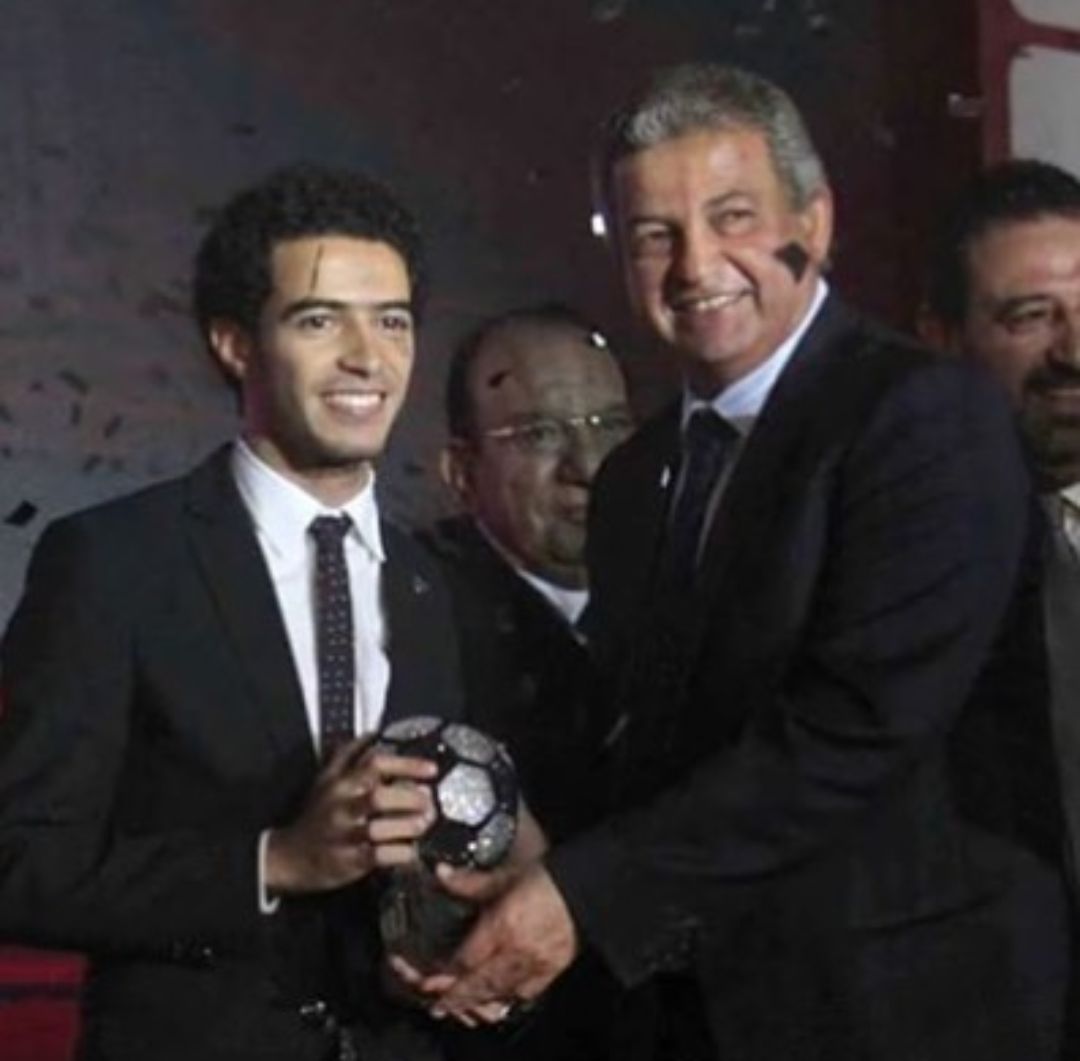 عمر جابر لحظة تكريمه من قبل وزارة  الرياضة بلقب أفضل لاعب فى 2015
