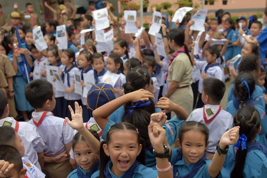 طالبات تايلاند تضامنا مع أطفال الكهف 
