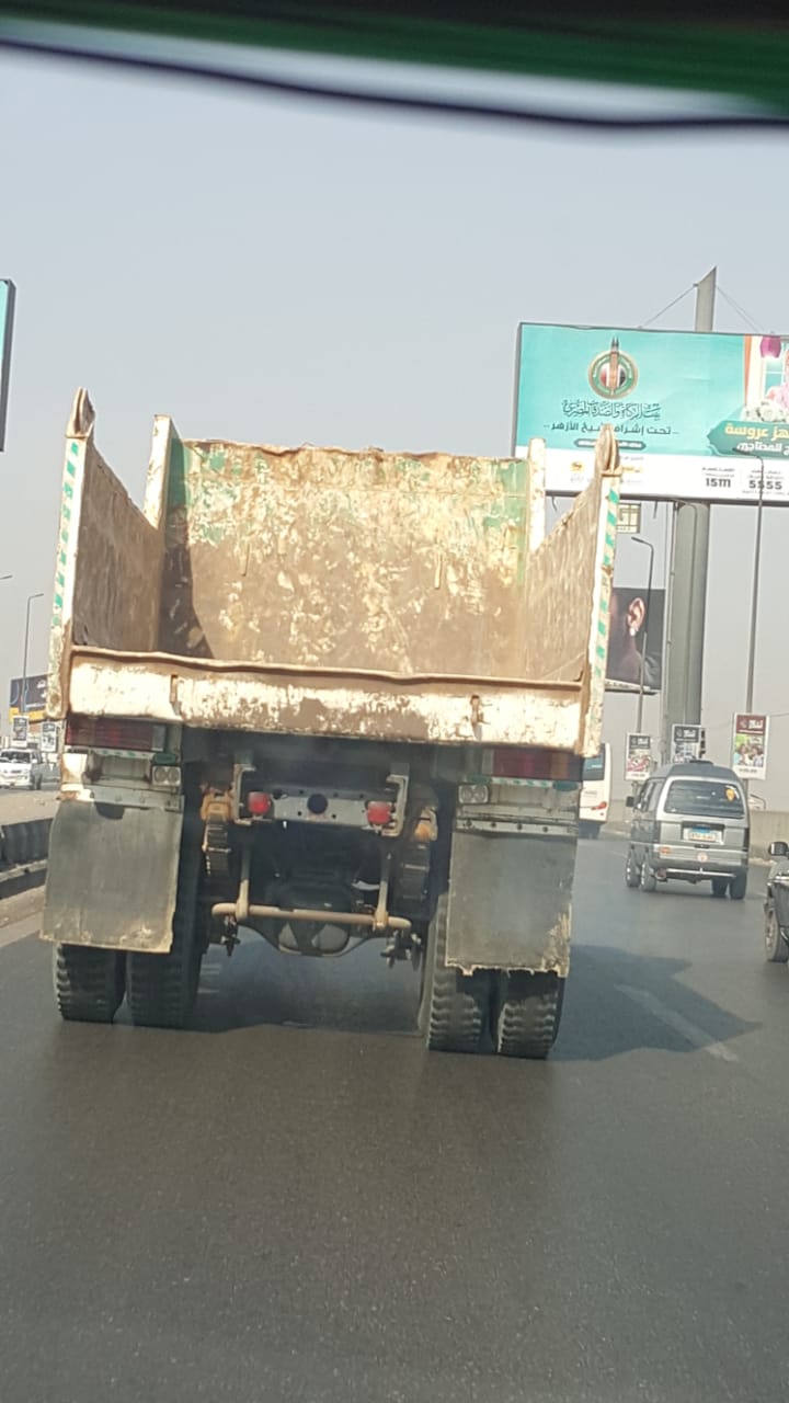 سيارة نقل ثقيل بدون لوحة معدنية