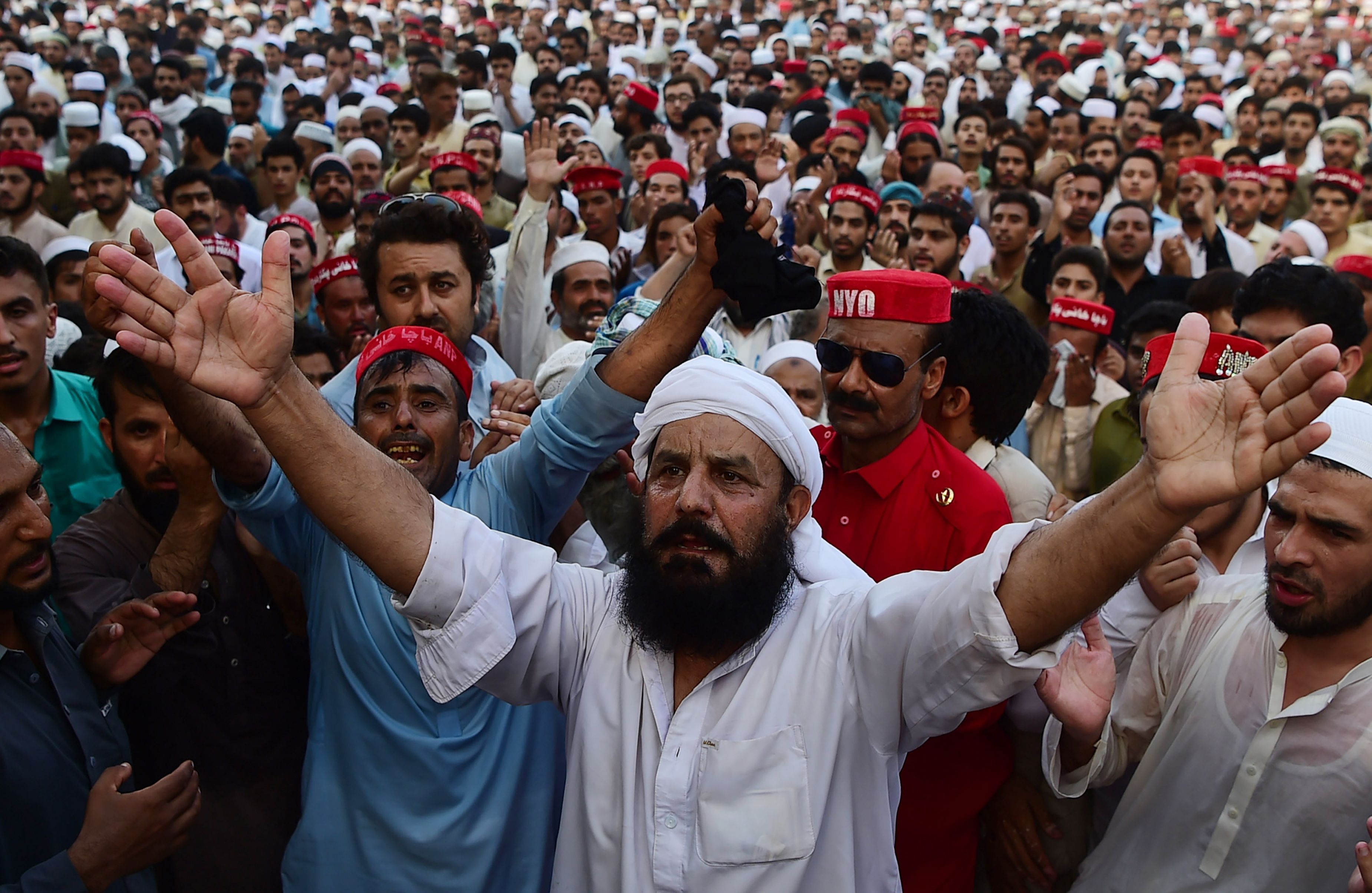 الآلاف يشيعون سياسيا باكستانيا قتل فى هجوم انتحارى استهدف تجمعا انتخابيا
