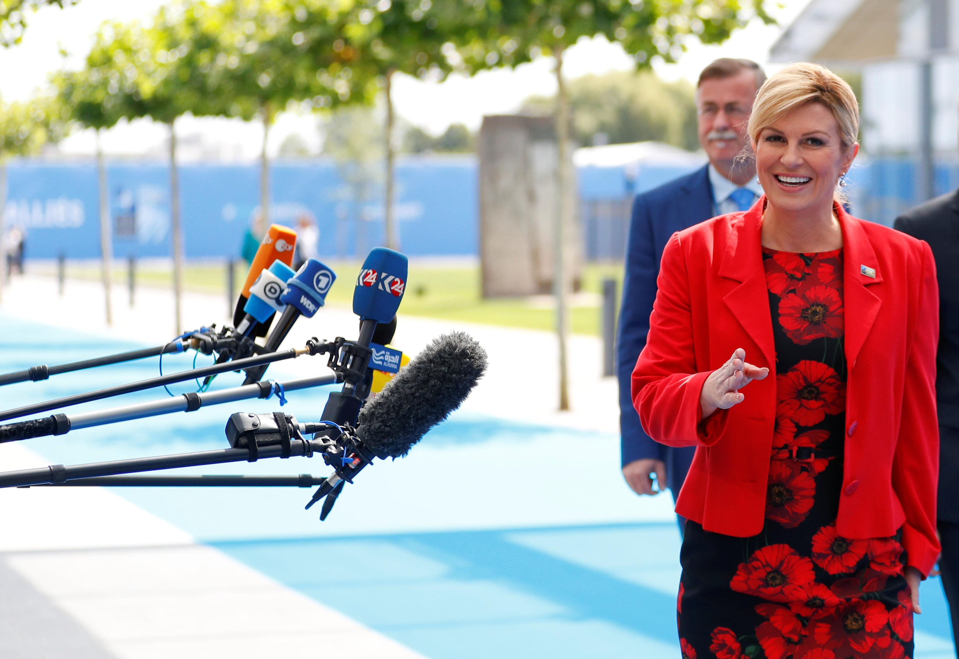 	رئيسة كرواتيا تلاحقها الكاميرات بالناتو بعدما لفتت الأنظار فى المونديال