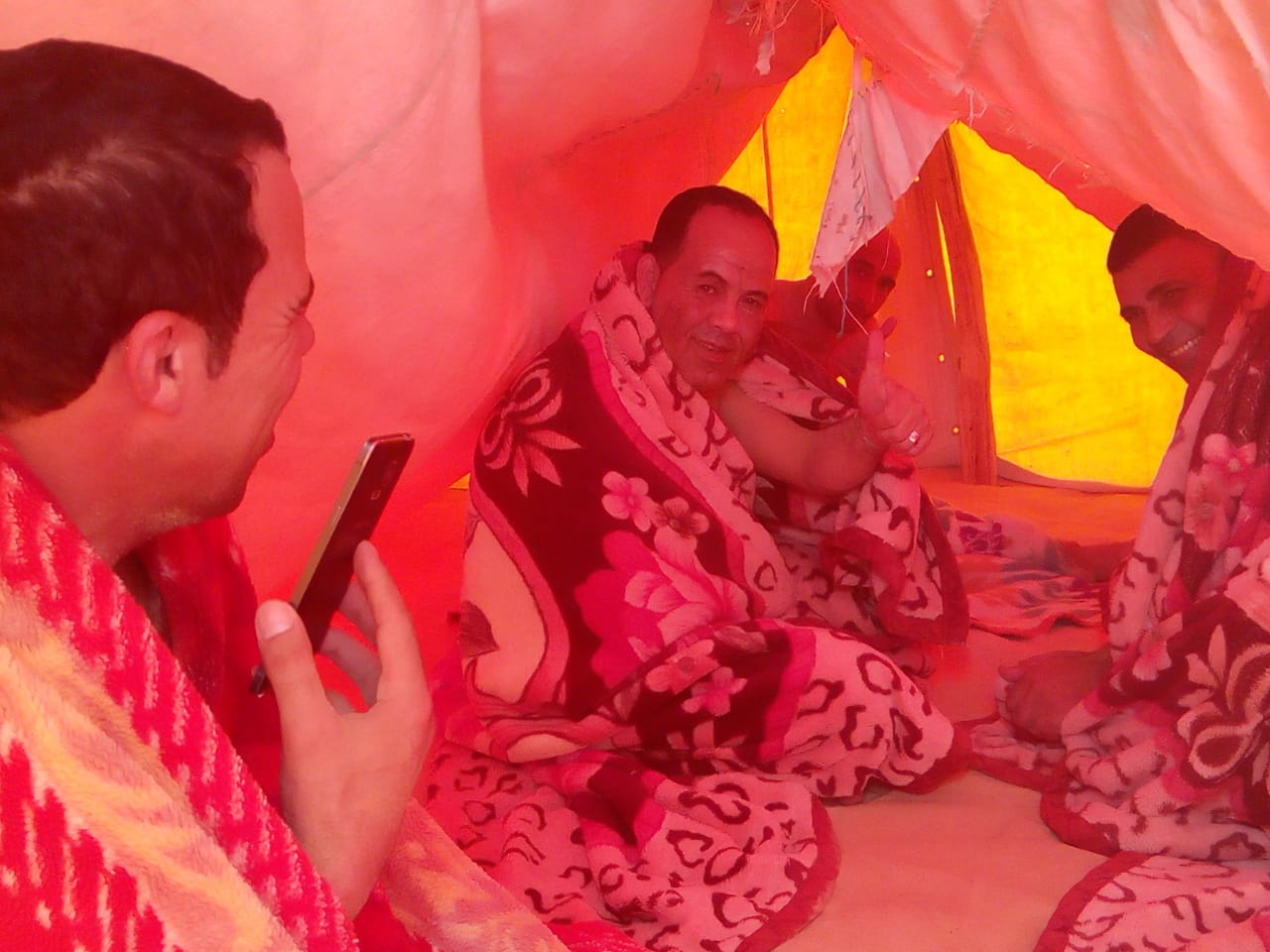 مجموعة من شمال سيناء داخل الخيمة عقب حمام الرمال فى سيوة