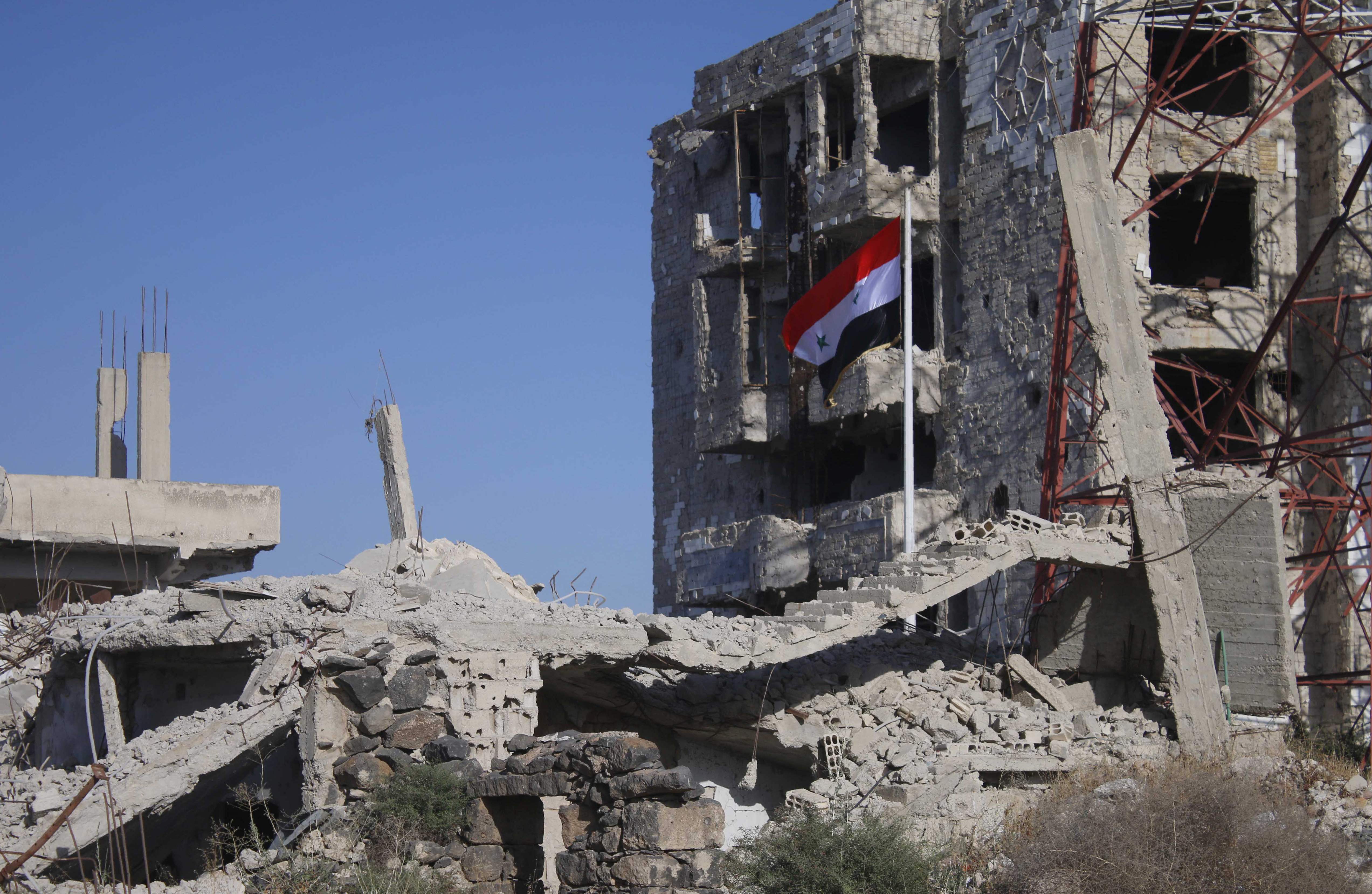 علم سوريا يرفرف فى درعا