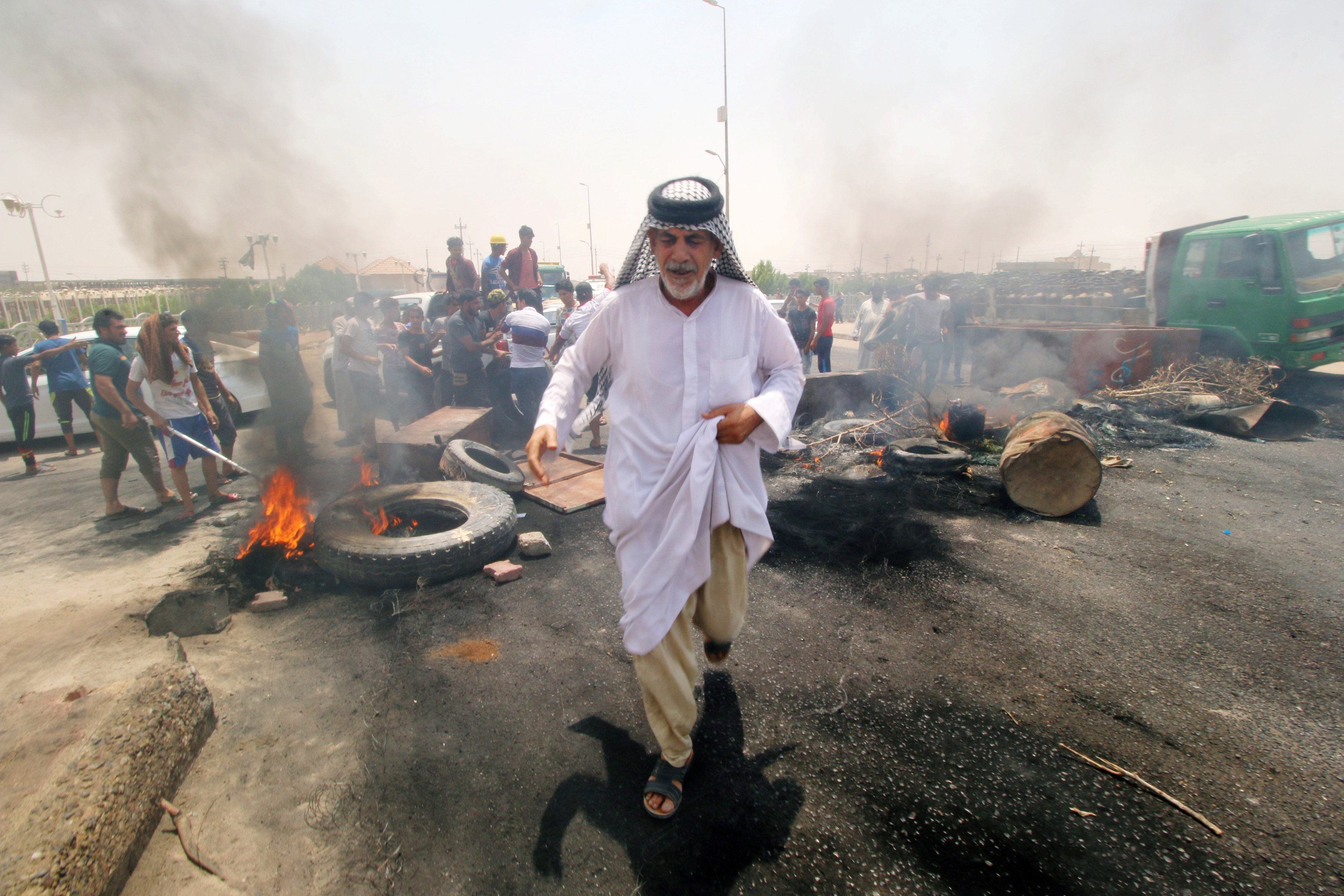 عراقى وسط الاحتجاجات