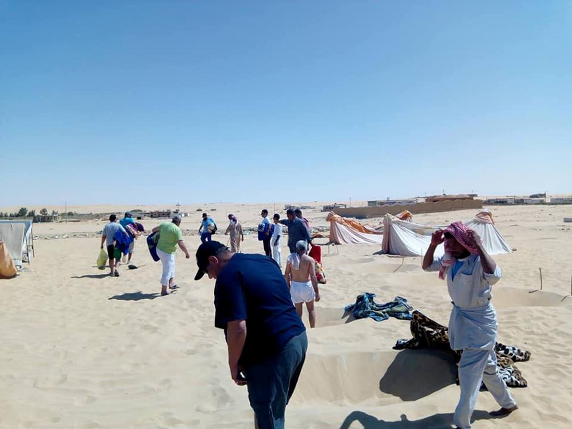 وصول فوج المرضى للدفن فى رمال جبل الدكرور بسيوة