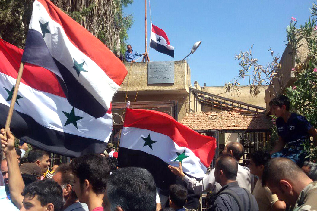 الجيش السورى يرفع علم البلاد فى درعا بعد هزيمة المعارضة