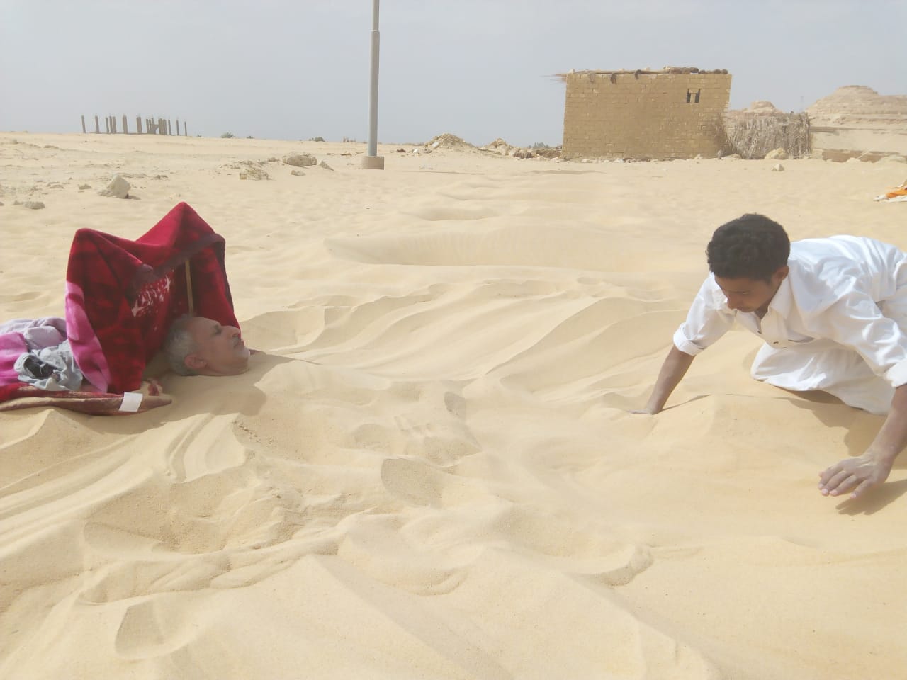 دفن أحد المرضى فى رمال سيوة والحفر جاهزة لاستقبال آخرين