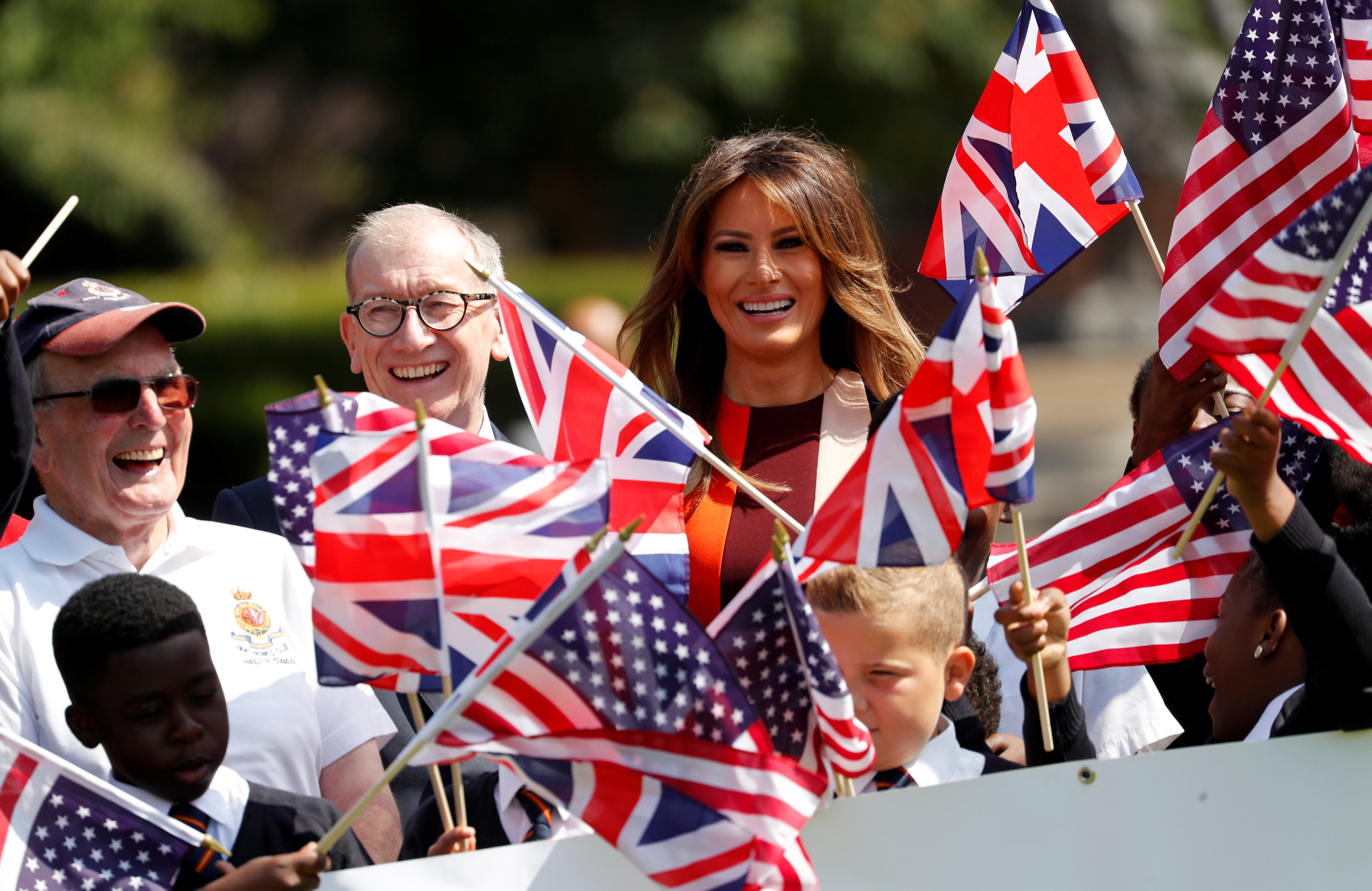 ميلانيا وزوج ماى وسط أعلام بريطانيا وأمريكا