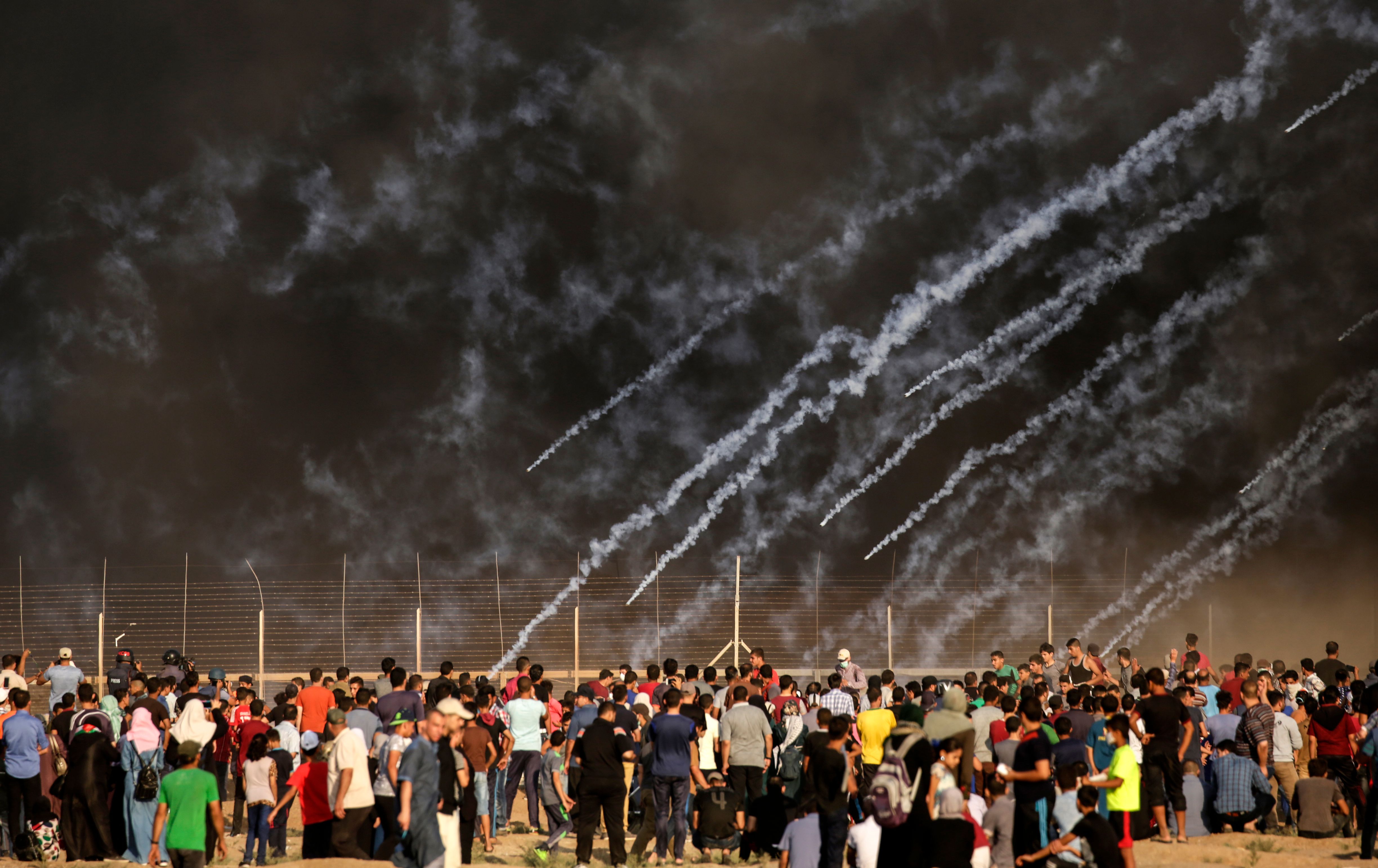 قنابل الغاز تتساقط على المتظاهرين