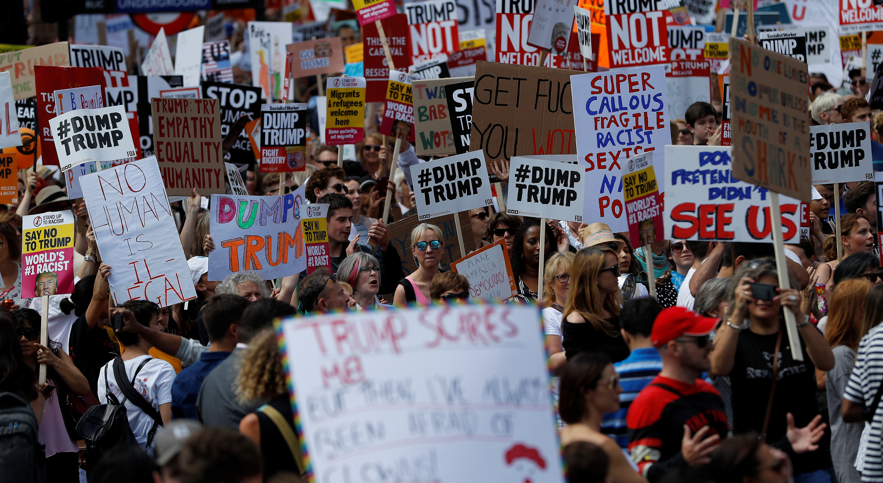 آلاف البريطانيين يخرجون فى مظاهرات ضد ترامب