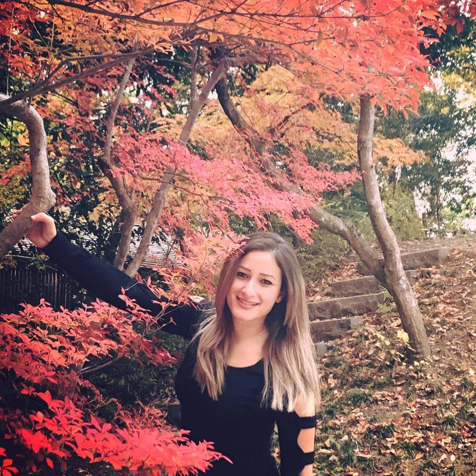 سارة عاصم وسط الأشجار