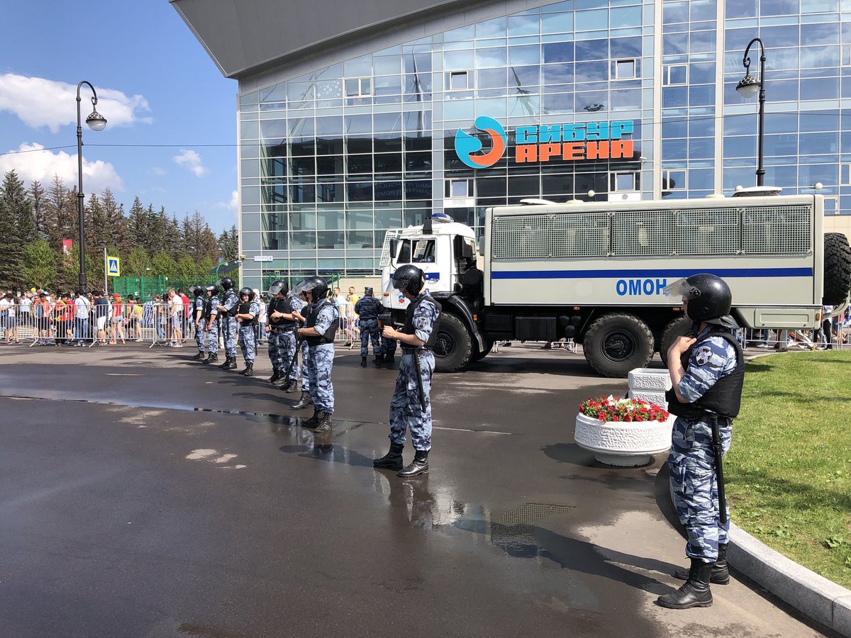 جانب من قوات الأمن الروسى تحيط بملعب المباراة