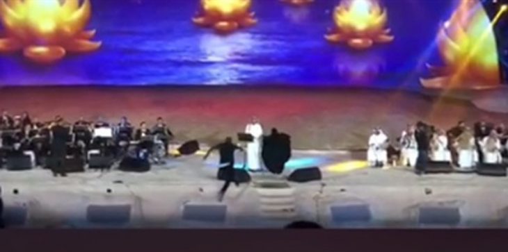 فتاة سعودية تقتحم المسرح وتعانق ماجد المهندس