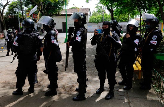 شرطة نيكاراجوا تواجه المتظاهرين 